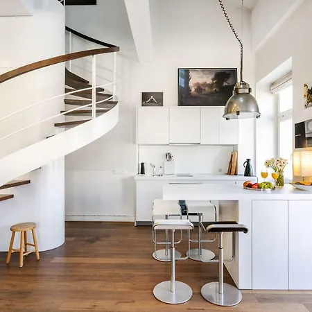 Stylish & Arty Loft In By Houseys Butas