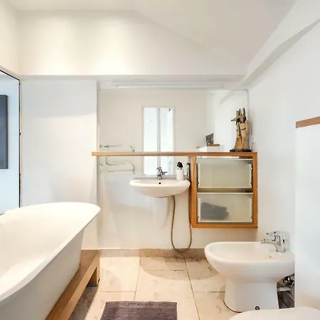 Stylish & Arty Loft In By Houseys Διαμέρισμα