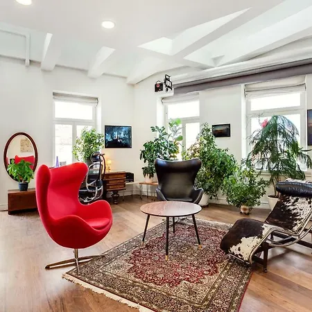 Stylish & Arty Loft In By Houseys Apartament