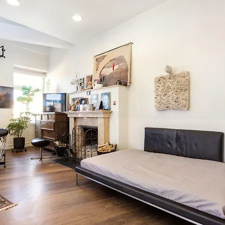 Stylish & Arty Loft In By Houseys Apartament *